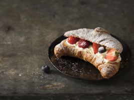 premium_curved_croissant_mood